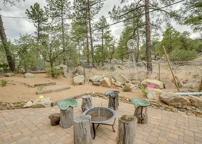 Holiday home 2 Mi To Arizona Christmas City! W/ Fireplace *